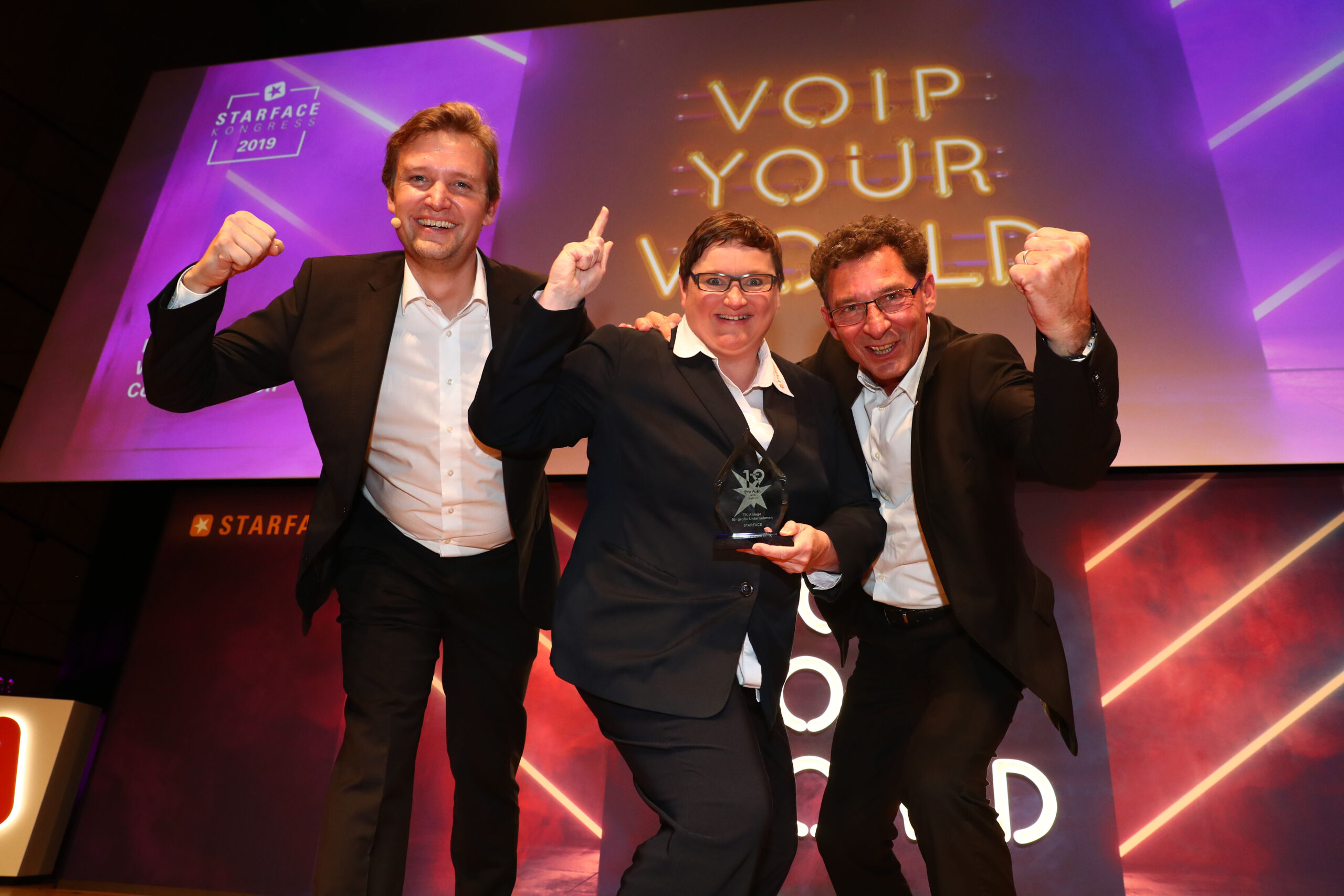 STARFACE Geschäftsführer Florian Buzin, Barbara Mauve und Jürgen Signer (von links) freuen sich über den Siegerpokal