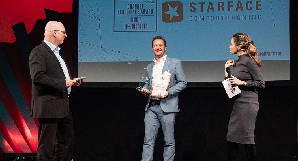 Florian Buzin empfängt Channel Excellence Award 2023 für STARFACE