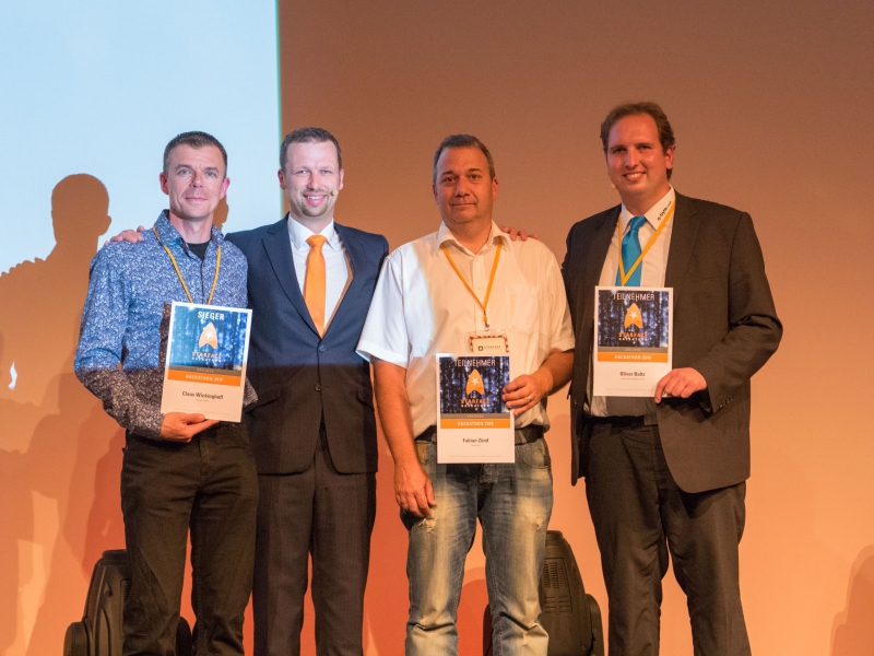 Sieger beim STARFAC Hackathon – (von links) Claus Wickinghoff (Geschäftsführer bei linudata), Benedikt Kantus (Product Manager bei STARFACE), Willi Kellenberger (Geschäftsführer bei nucom) stellvertretend für Fabian Zünd und Oliver Baltz (Geschäftsführer bei o-byte)