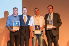 Sieger beim STARFAC Hackathon – (von links) Claus Wickinghoff (Geschäftsführer bei linudata), Benedikt Kantus (Product Manager bei STARFACE), Willi Kellenberger (Geschäftsführer bei nucom) stellvertretend für Fabian Zünd und Oliver Baltz (Geschäftsführer bei o-byte)